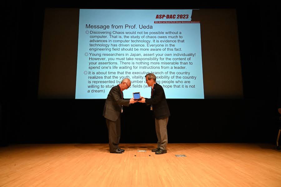 Prof. Nishihaa hands Gustav Robert Kirchhoff Award medal to Prof. Yoshisuke Ueda