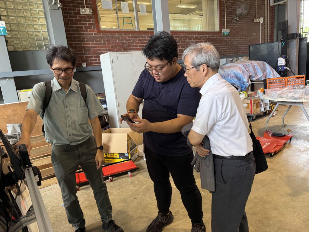 Prof. Marcelo Ang and his students showed us their laboratory
